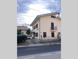 Villa in Vendita a Alanno, 179'000€, 225 m²