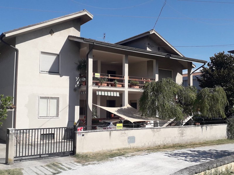 Casa Semi Indipendente in Vendita a Alanno, 110'000€, 175 m²