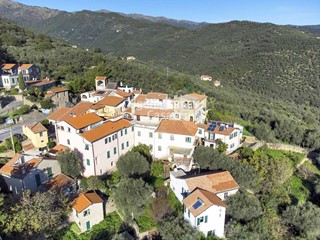 Casa Semi Indipendente in Vendita a Dolcedo, 190'000€, 421 m²