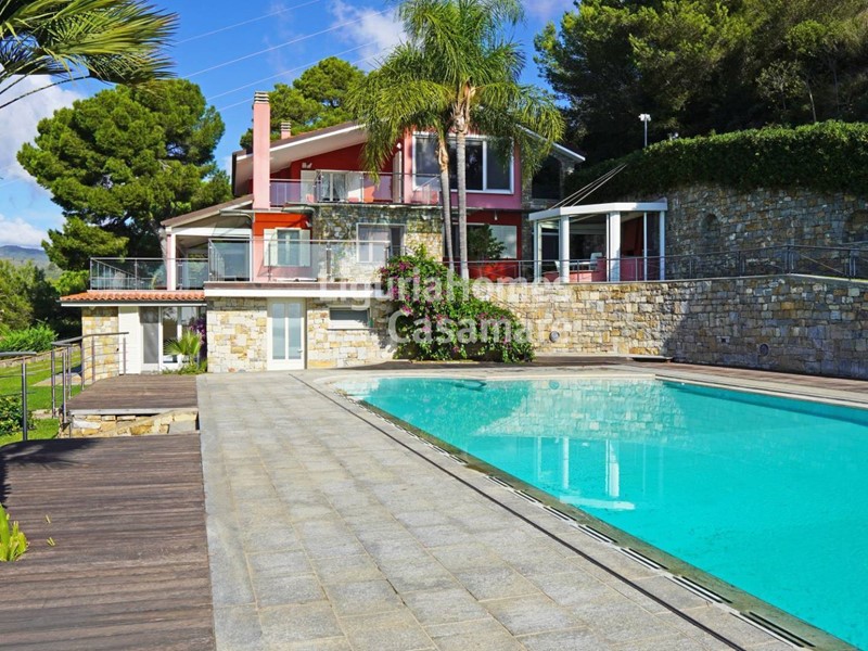 Villa in Vendita a Imperia, 1'650'000€, 359 m²