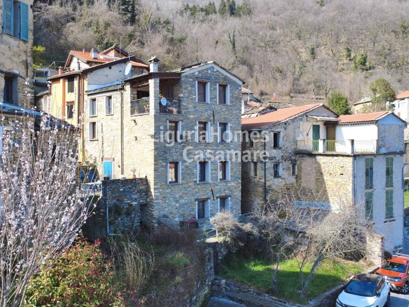 Villa in Vendita a Rezzo, 320'000€, 272 m²