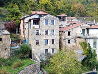 Villa in Vendita a Rezzo, 320'000&euro;, 272 m²
