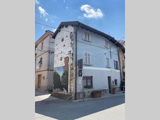 Villetta a schiera in Vendita a Cairo Montenotte, 80'000€, 204 m²