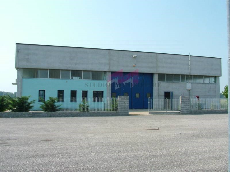Capannone in Vendita a Quingentole, 550'000€, 867 m²