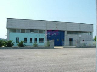 Capannone in Vendita a Quingentole, 550'000€, 867 m²