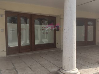 Negozio in Vendita a Ostiglia, 230'000&euro;, 337 m²