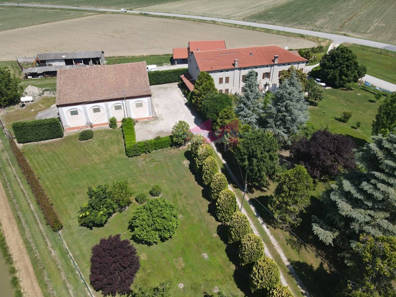 Casa Semi Indipendente in Vendita a Bergantino, 145'000€, 360 m², con Box