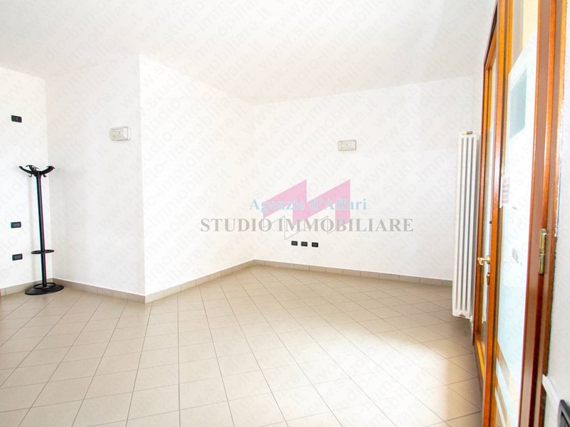 Ufficio in Affitto a Bergantino, 650€, 94 m²