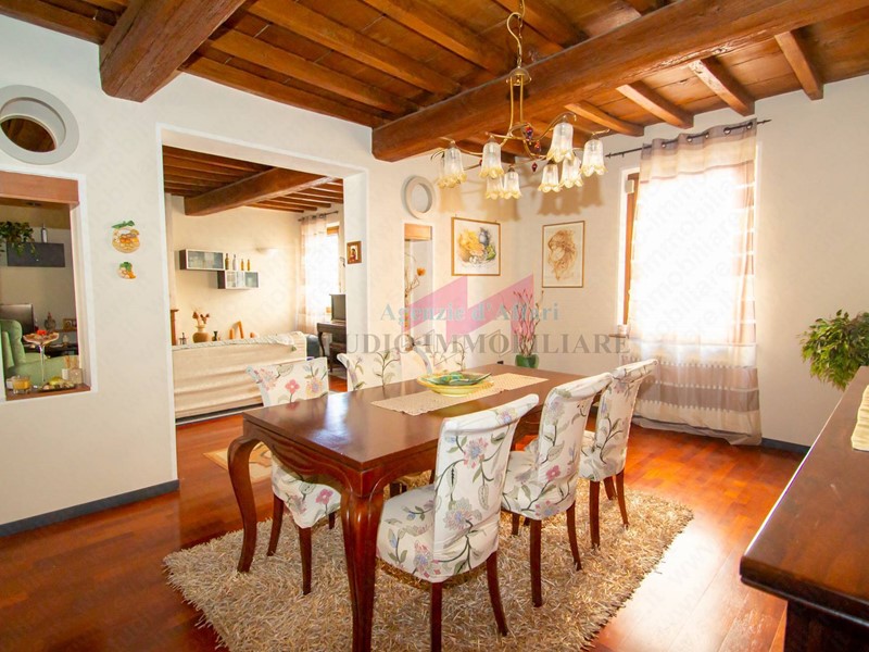 Casa Semi Indipendente in Vendita a Ostiglia, 160'000&euro;, 460 m²