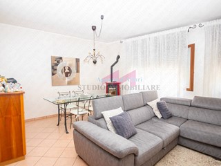 Appartamento in Vendita a Bergantino, 155'000€, 220 m²