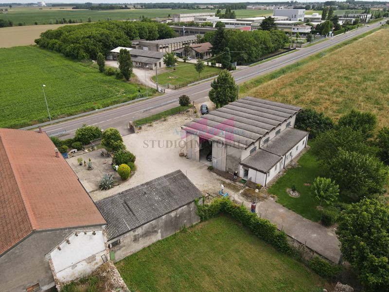 Magazzino in Vendita a Ceneselli, 140'000€, 260 m²