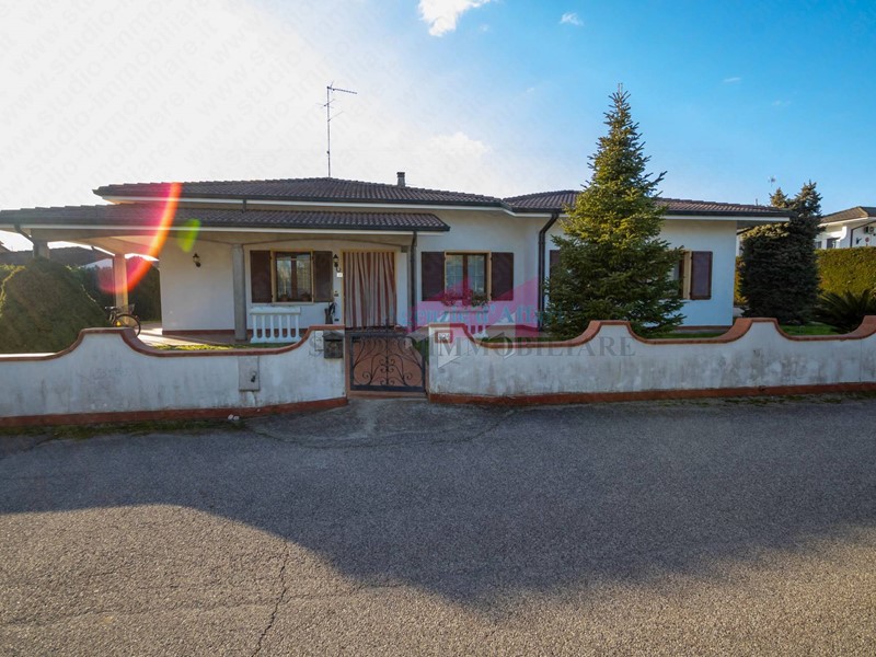 Casa Indipendente in Vendita a Bergantino, 215'000€, 232 m²