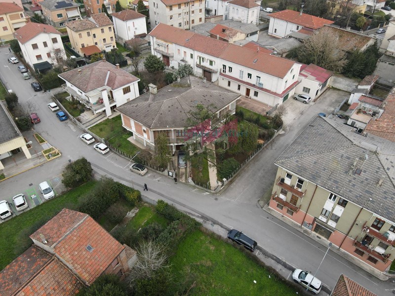 Villa in Vendita a Ostiglia, 170'000&euro;, 433 m²
