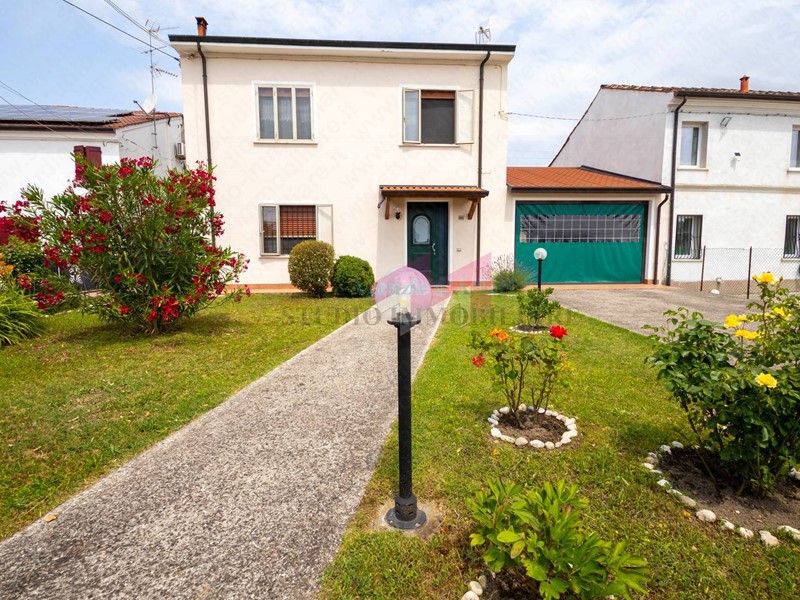 Villetta a schiera in Vendita a Bergantino, 140'000€, 285 m²