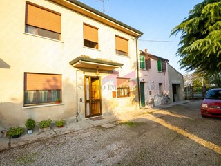 Casa Semi Indipendente in Vendita a Ceneselli, 40'000€, 275 m²