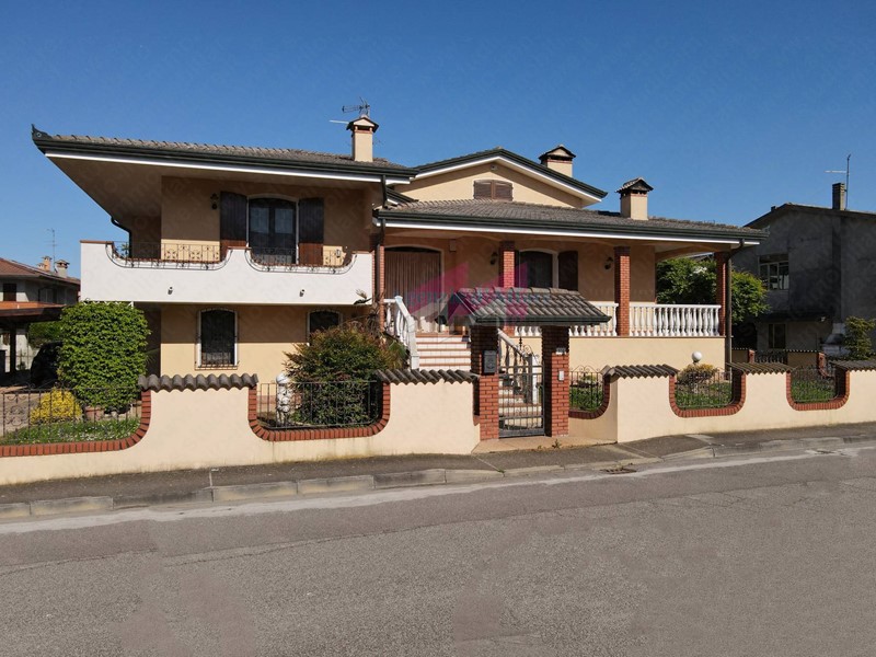 Villa in Vendita a Salara, 225'000€, 380 m²