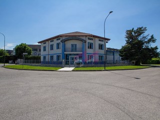 Ufficio in Affitto a Castelnovo Bariano, 2'000&euro;, 850 m²