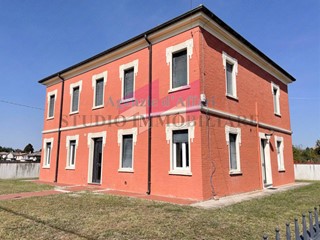 Villa in Vendita a Ceneselli, 100'000€, 290 m²