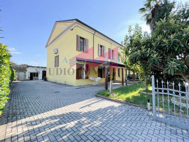 Casa Indipendente in Vendita a Castelmassa, 97'000€, 260 m²