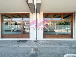 Negozio in Vendita a Castelmassa, 60'000€, 97 m²