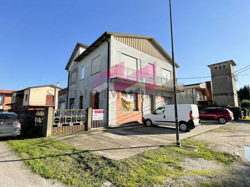 Casa Indipendente in Vendita a Castelmassa, 72'000€, 320 m²