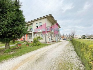 Casa Semi Indipendente in Vendita a Castelnovo Bariano, 68'000€, 196 m²