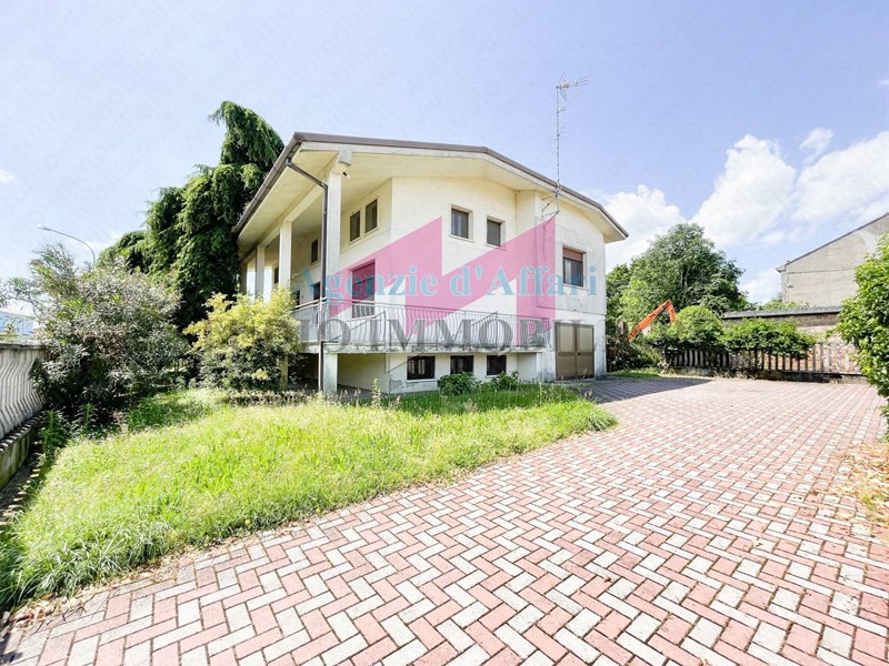 Villa in Vendita a Castelnovo Bariano, 140'000€, 223 m²