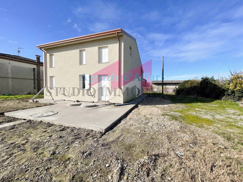 Casa Indipendente in Vendita a Castelmassa, 150'000€, 190 m²