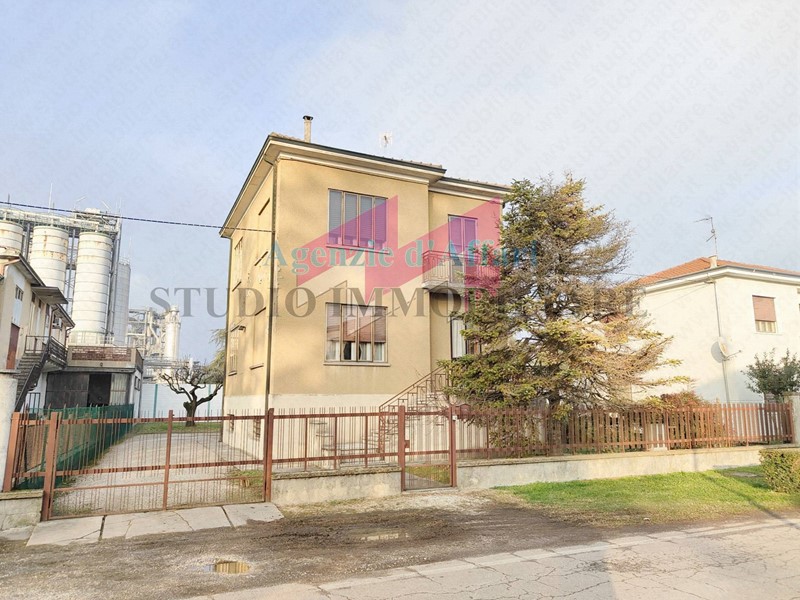 Casa Indipendente in Vendita a Castelmassa, 150'000€, 185 m²