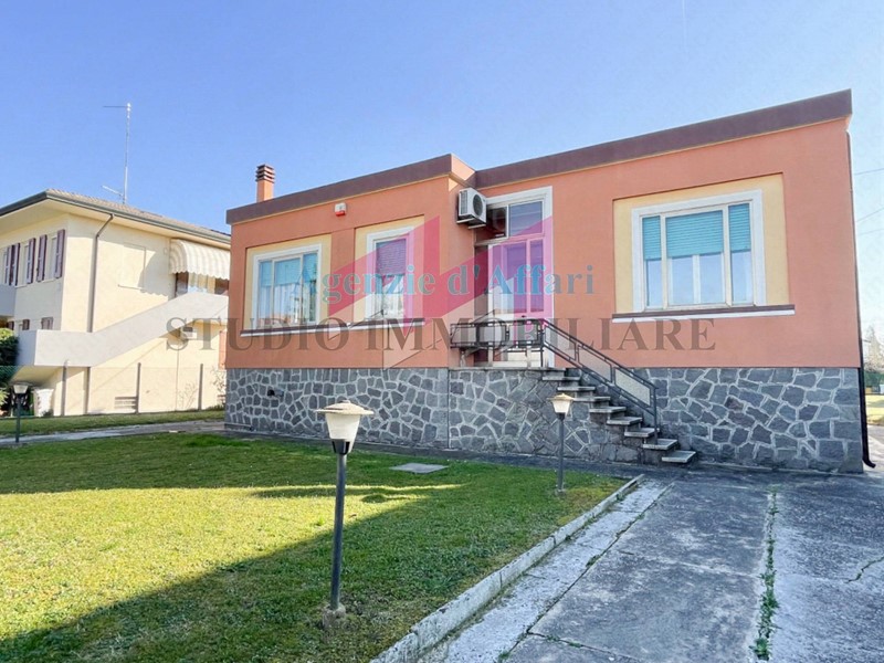 Casa Indipendente in Vendita a Castelmassa, 92'000€, 137 m²