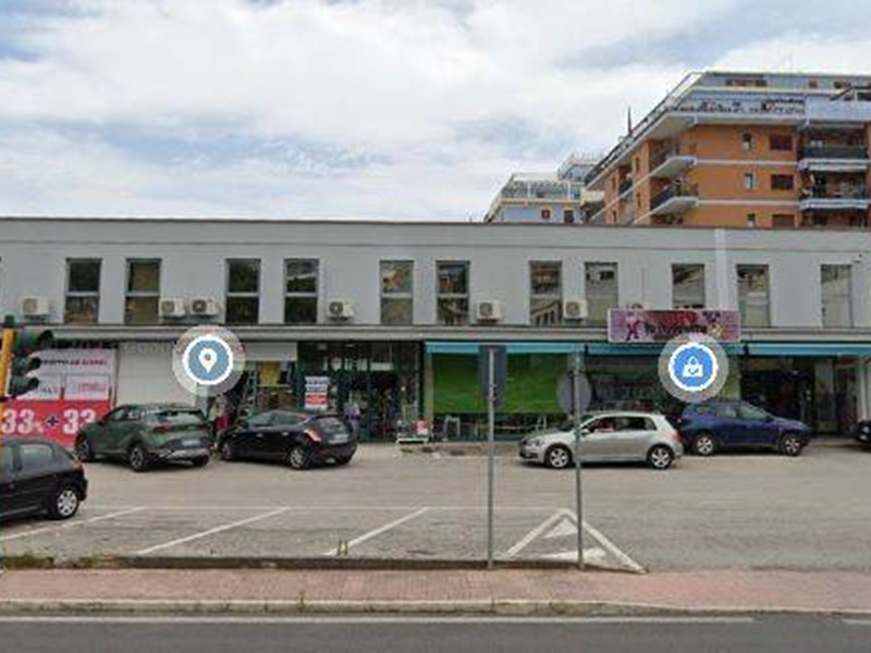 Immobile commerciale in Affitto a Grottammare, 2'500€, 300 m²