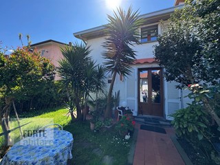 Villa in Vendita a Forte dei Marmi, 850'000€, 170 m²