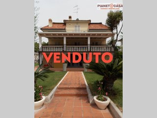 Villa in Vendita a Spinetoli, 340'000€, 400 m²