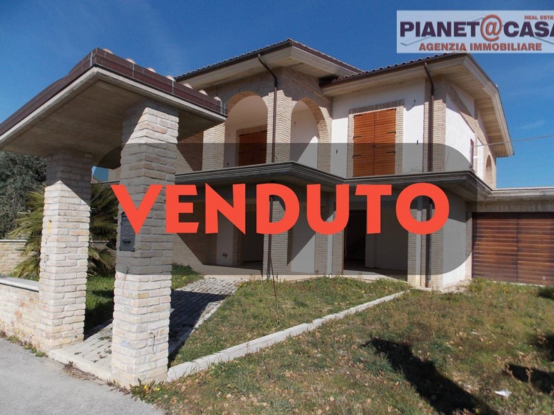 Villa in Vendita a Colli del Tronto, 269'000€, 400 m²