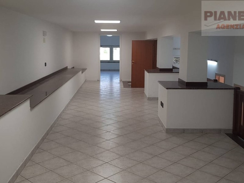 Immobile commerciale in Vendita a Castorano, 79'000€, 300 m²