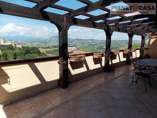 Villa in Vendita a Castorano, 99'000€, 160 m²