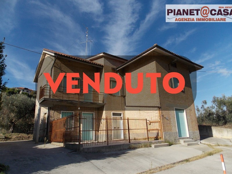 Casa Indipendente in Vendita a Offida, 69'000€, 300 m², con Box