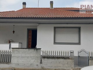 Casa Indipendente in Vendita a Colli del Tronto, 299'000€, 360 m²