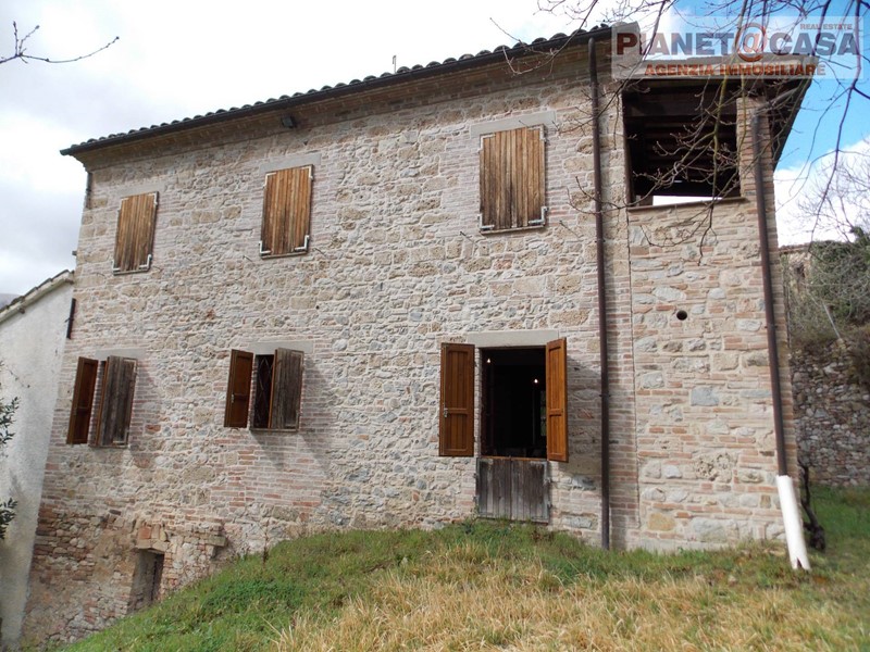 Casa Indipendente in Vendita a Sarnano, 146'000€, 200 m²
