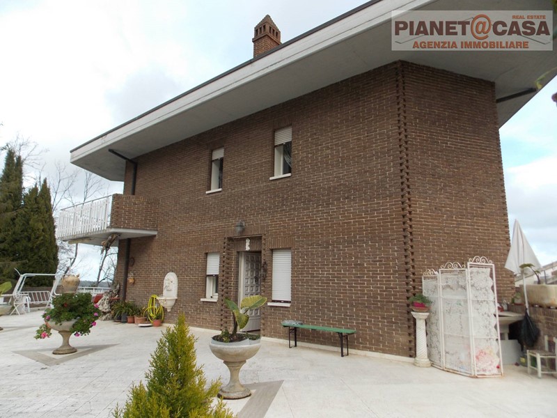 Casa Indipendente in Vendita a Acquaviva Picena, 350'000€, 550 m²