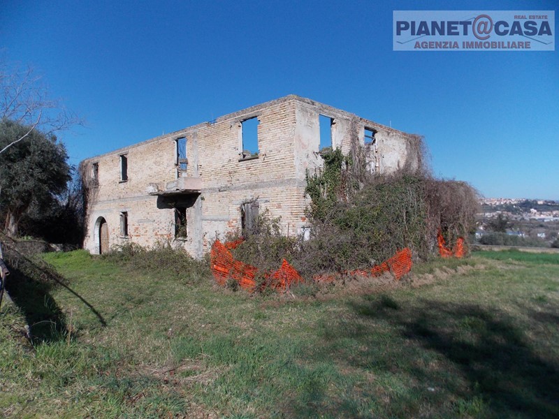 Casa Indipendente in Vendita a Ancarano, 128'000€, 320 m²