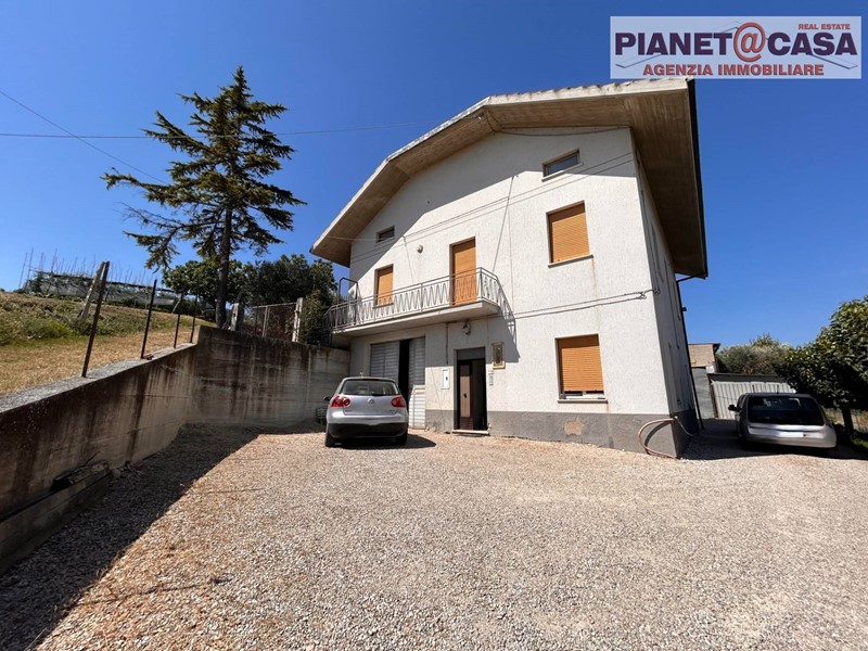 Casa Indipendente in Vendita a Castel di Lama, 155'000€, 350 m²