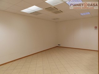 Immobile commerciale in Vendita a San Benedetto del Tronto, 195'000€, 310 m²