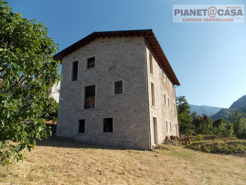 Casa Indipendente in Vendita a Acquasanta Terme, 150'000€, 380 m²