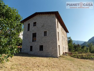 Casa Indipendente in Vendita a Acquasanta Terme, 150'000€, 380 m²