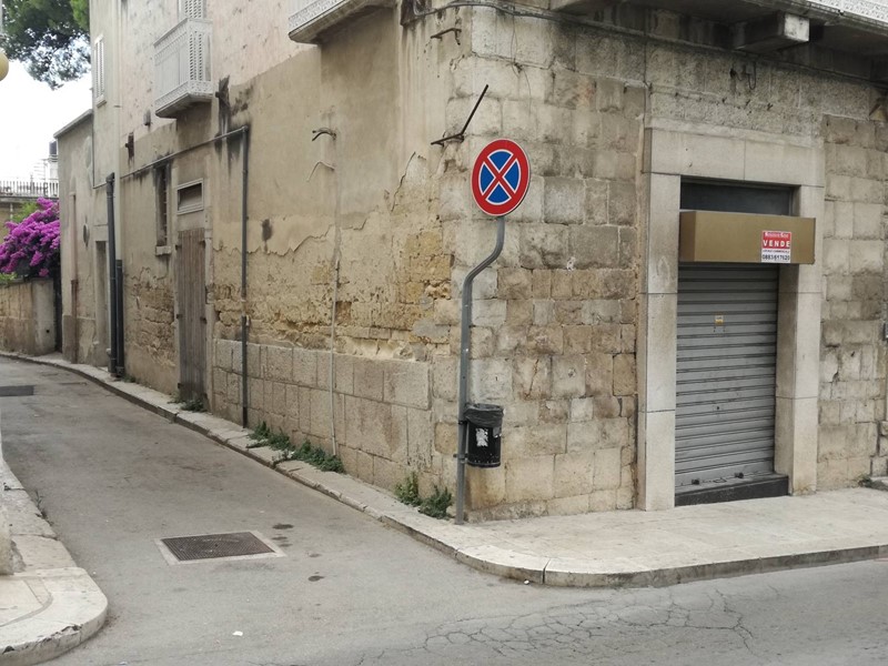 Immobile commerciale in Vendita a Canosa di Puglia, 68'000€, 90 m²