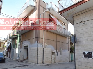 Casa Semi Indipendente in Vendita a Canosa di Puglia, 88'000€, 90 m²