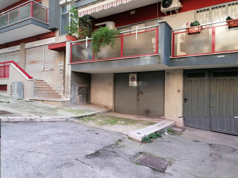 Magazzino in Vendita a Canosa di Puglia, 69'000€, 168 m²