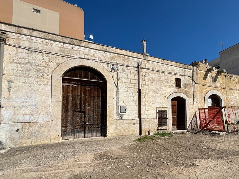 Magazzino in Vendita a Canosa di Puglia, 120'000€, 180 m²
