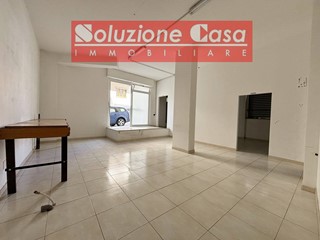 Immobile commerciale in Vendita a Canosa di Puglia, 89'000€, 118 m²